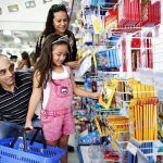 Levar ou não os filhos às compras escolares?